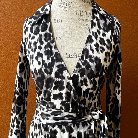 Diane Von Furstenberg “Jeanne” Silk Jersey Wrap
Dress Animal Print Size XS NWOT! - Picture 7 of 11